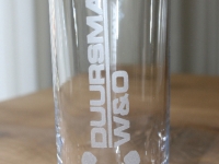 Duursma logo gazandstraald op glas.