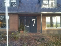 Huis nummer 7 naast voordeur geschilderd.