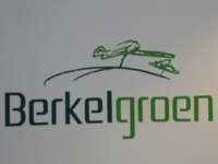 Berkelgroen. Letters geschilderd op muur.