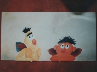 Bert en Ernie geschilderd op muur babykamer.